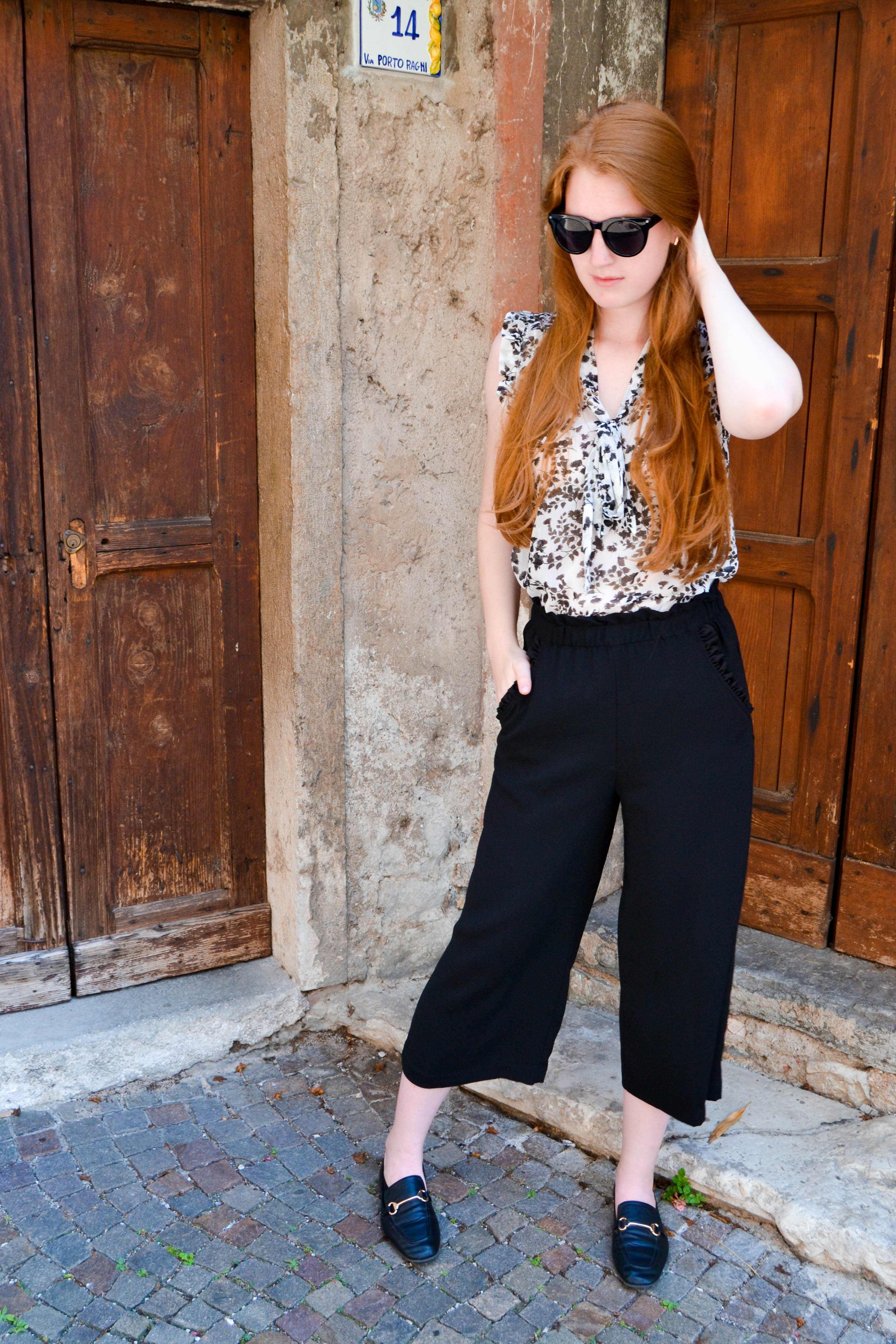black culottes and blouse, schwarze Culottes-Hose und Bluse, Loafers