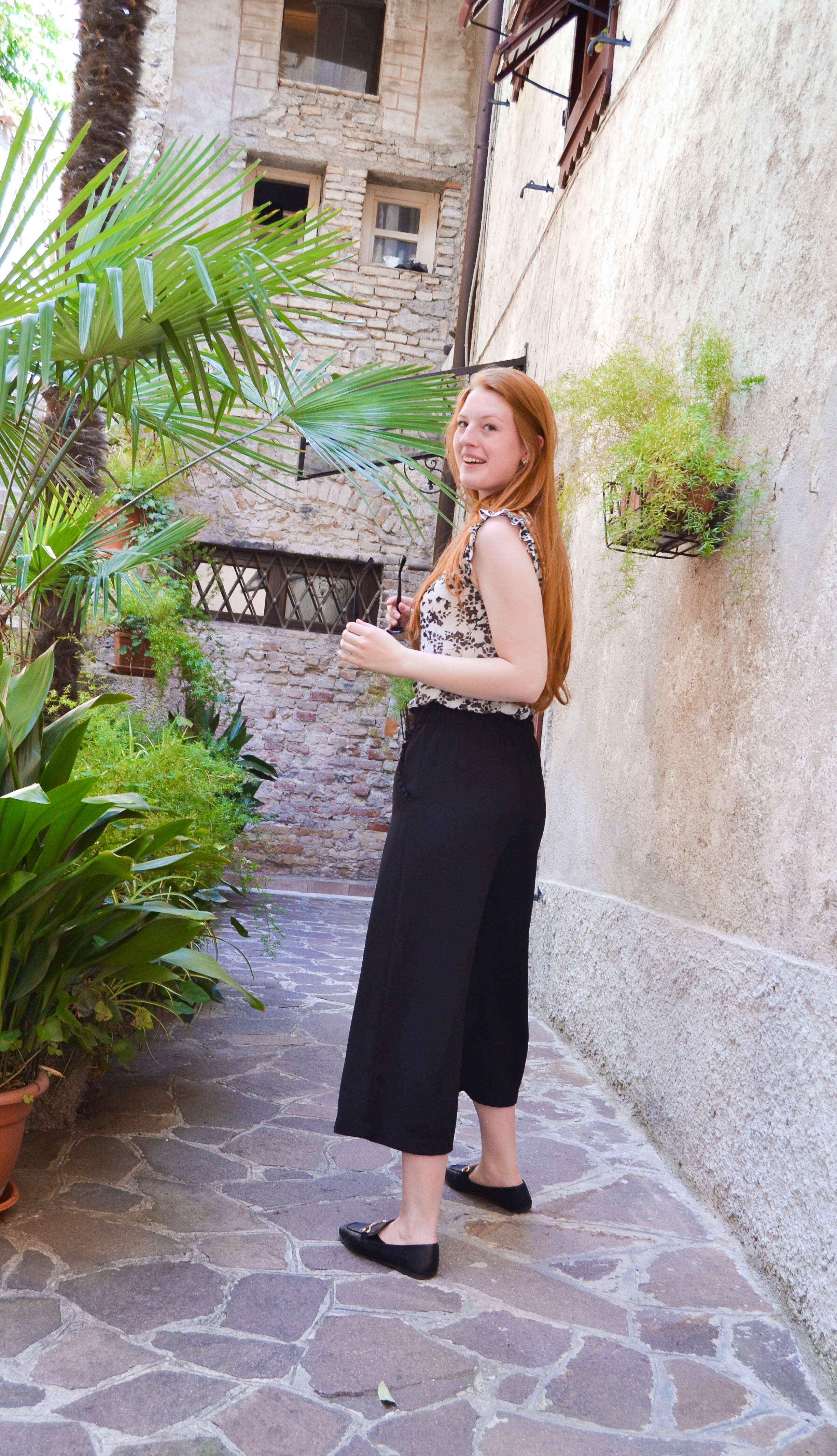 black culottes and blouse, schwarze Culottes-Hose und Bluse, Loafers