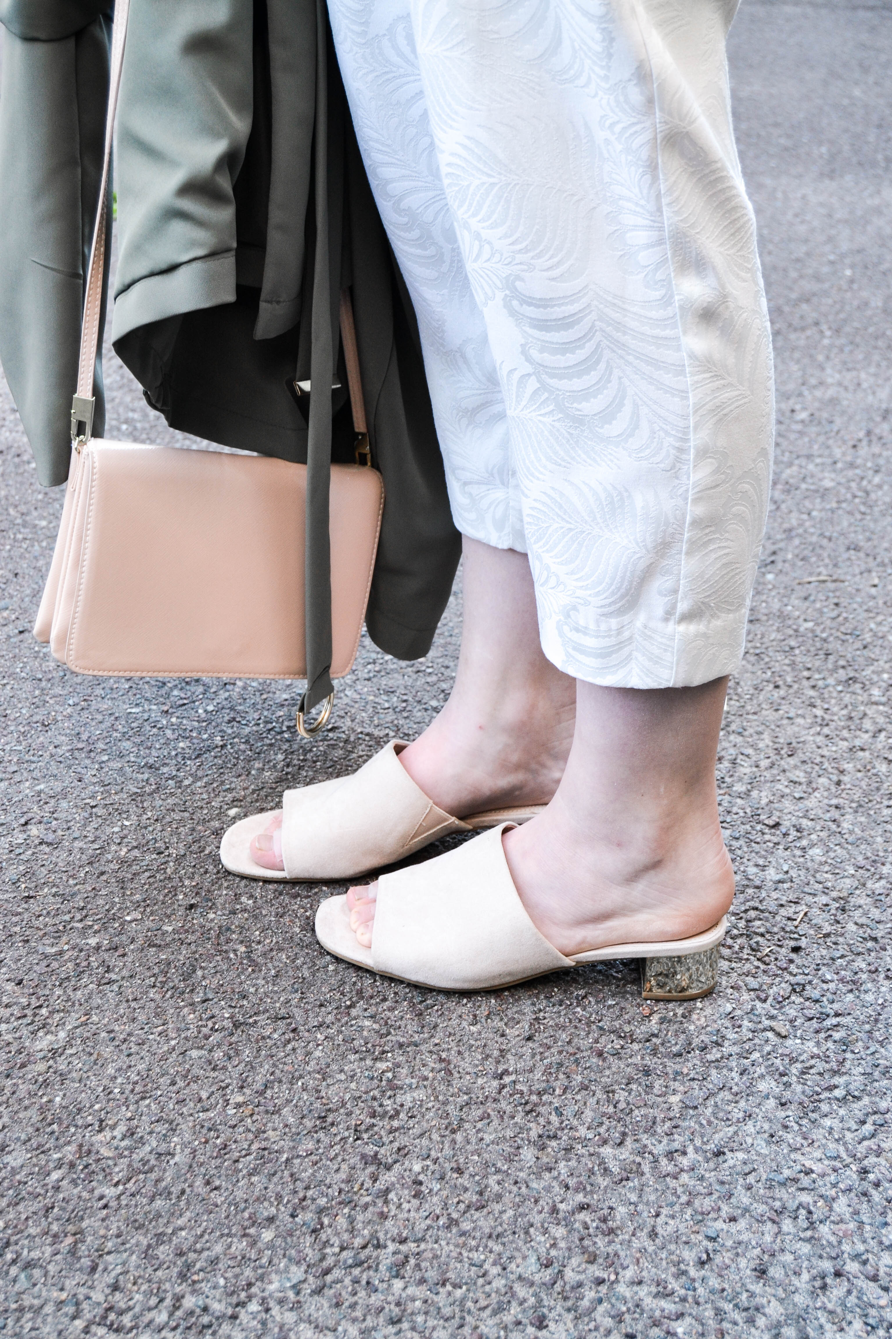 colorful but classic outfit, kakhi coat, flower top, blumen, white pants, weiße hosen, mules, slides, rosa