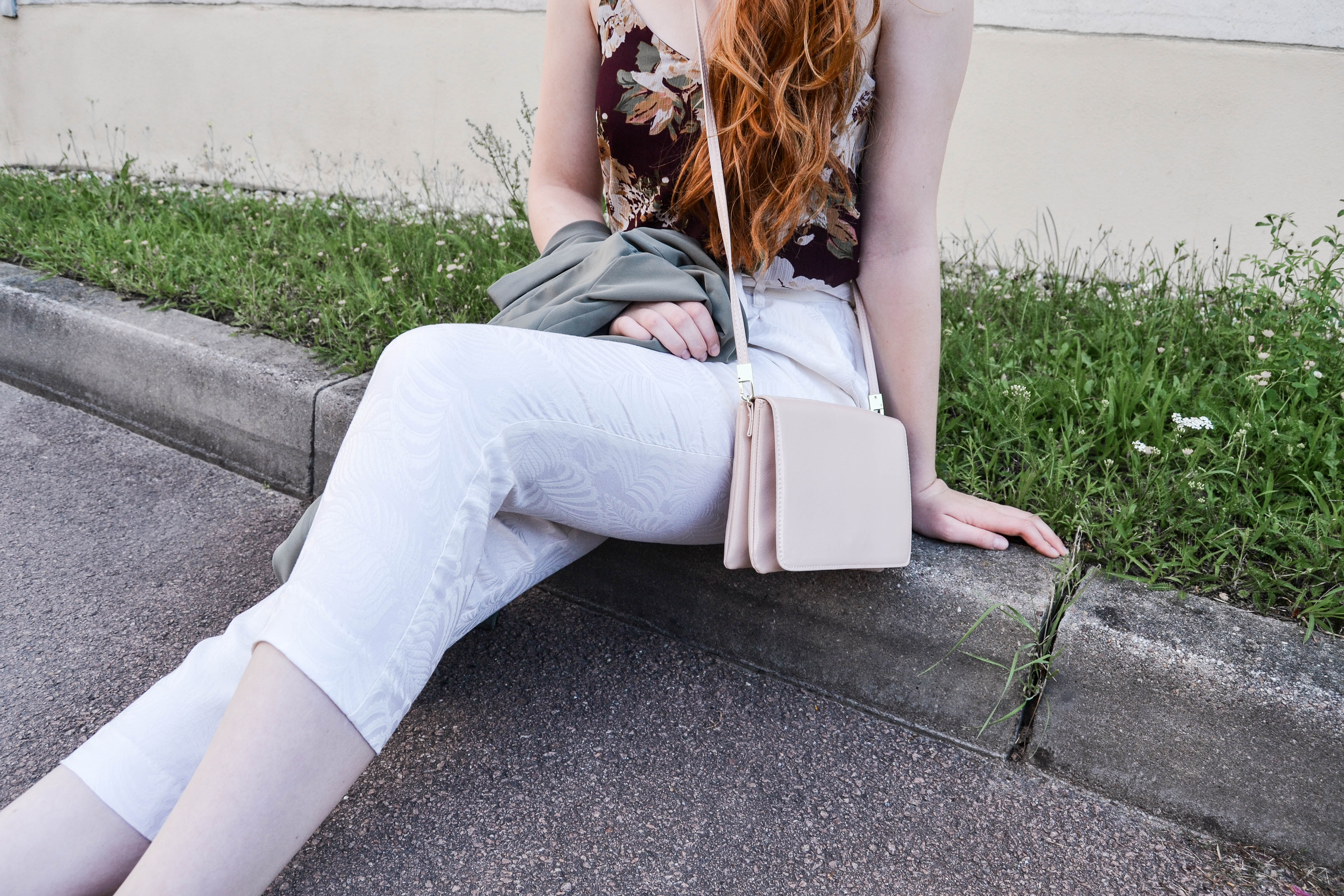 colorful but classic outfit, kakhi coat, flower top, blumen, white pants, weiße hosen, mules, slides, rosa