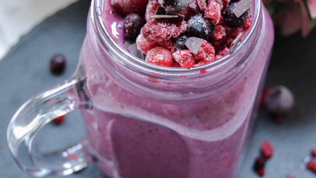 protein smoothie vegan with berries and banana
